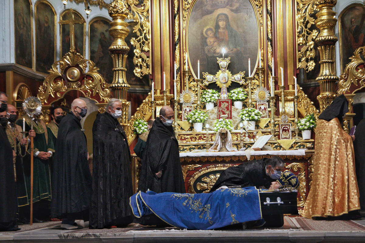 Başrahip Anuşyan toprağa verildi